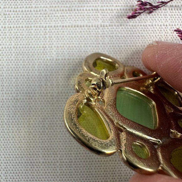 Vintage Gold-Tone Brooch with Green Glass Rhinestones 1.5" x 1.5" - Picture 5 of 7